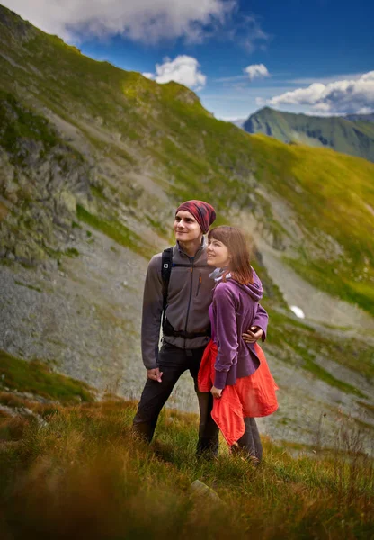 Jeune Couple Randonneurs Sur Sentier Dans Les Montagnes — Photo