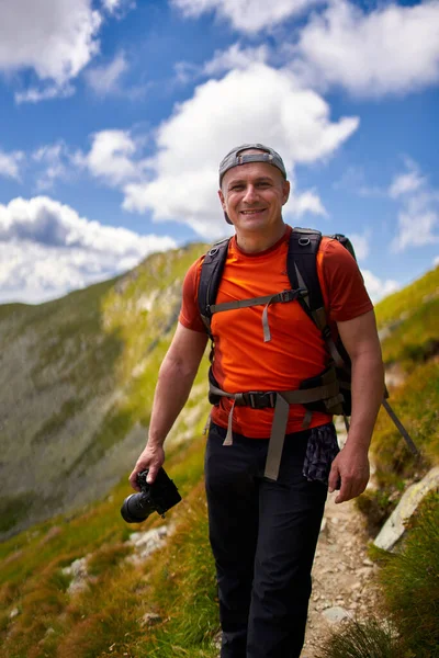 전문적 사진사가 산에서 배낭을 등산을 — 스톡 사진
