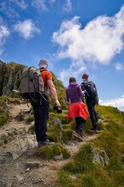 Familie Wandert Mit Rucksack Die Berge — Stockfoto