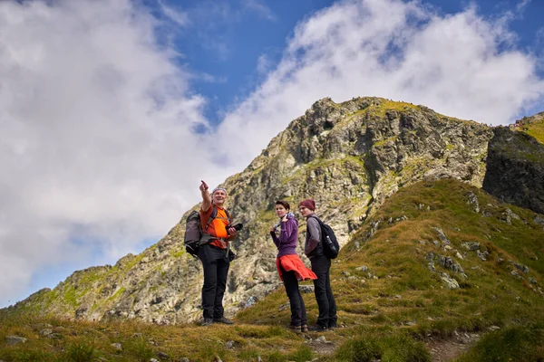 Senderismo Familiar Las Montañas Con Mochilas —  Fotos de Stock