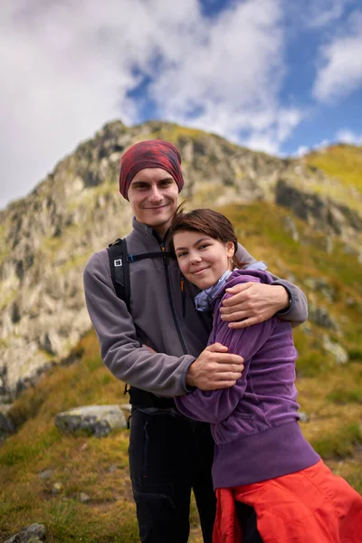 Casal Jovem Caminhantes Uma Trilha Nas Montanhas — Fotografia de Stock