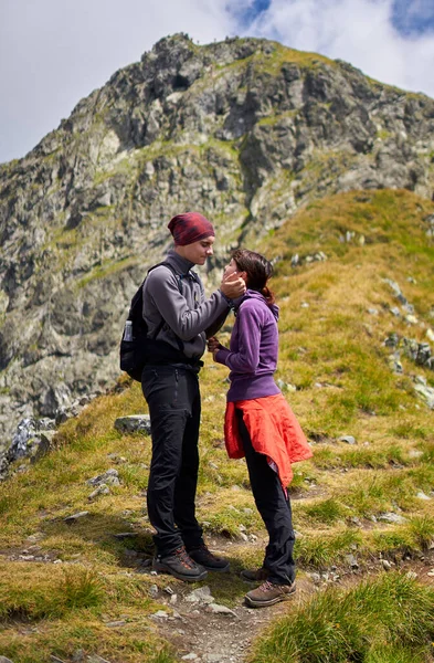 一对年轻夫妇在山间小径上徒步旅行 — 图库照片