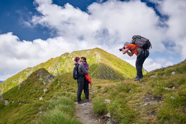 Aile Sırt Çantalarıyla Dağlara Tırmanıyor — Stok fotoğraf