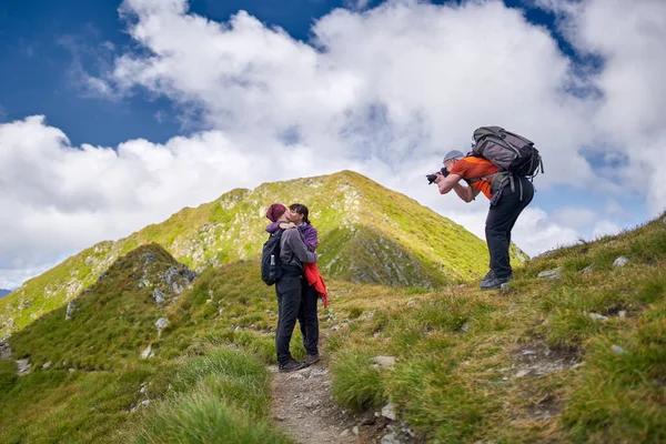 Familie Wandert Mit Rucksack Die Berge — Stockfoto