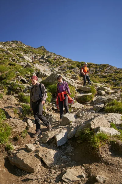 Familie Wandelen Bergen Met Rugzakken — Stockfoto