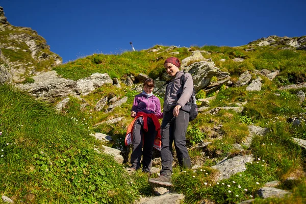 Paar Wandert Einem Sommertag Die Berge — Stockfoto