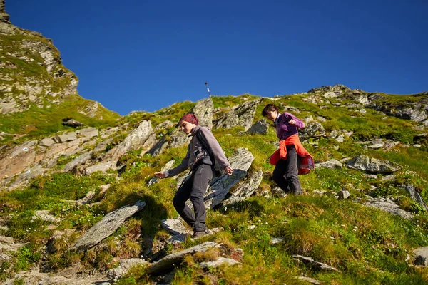 Caminhadas Casal Nas Montanhas Dia Verão — Fotografia de Stock