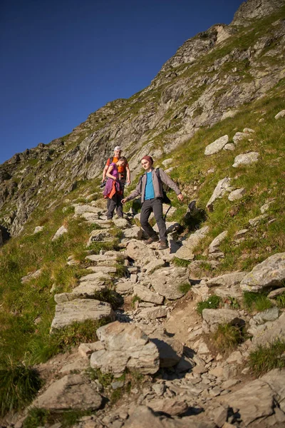 Randonnée Famille Dans Les Montagnes Avec Sacs Dos — Photo