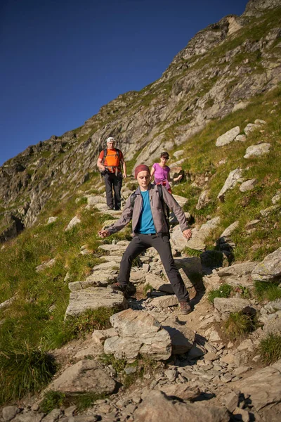 Senderismo Familiar Las Montañas Con Mochilas — Foto de Stock