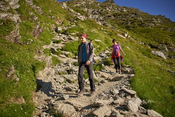 Casal Jovem Caminhantes Uma Trilha Nas Montanhas — Fotografia de Stock