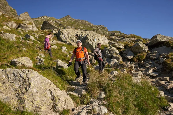 Randonnée Famille Dans Les Montagnes Avec Sacs Dos — Photo