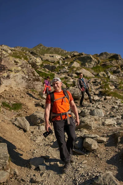 Aile Sırt Çantalarıyla Dağlara Tırmanıyor — Stok fotoğraf
