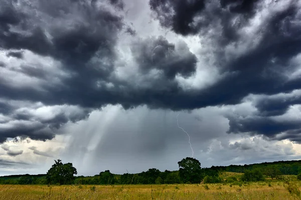 Landschap Met Bos Stormachtige Luchten Met Zware Regen — Stockfoto