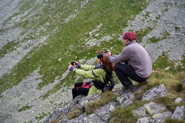 Hikers Backpack Taking Photos Landscape — Stock Photo, Image