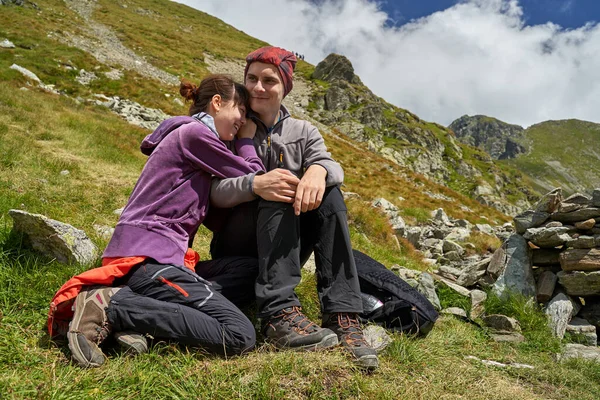 Casal Jovem Caminhantes Uma Trilha Nas Montanhas — Fotografia de Stock