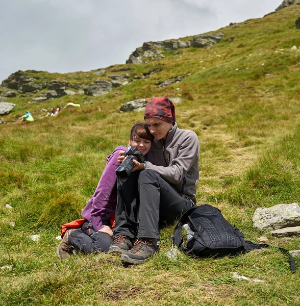 Νεαροί Πεζοπόροι Κοιτάζουν Τις Φωτογραφίες Τους Στα Βουνά — Φωτογραφία Αρχείου