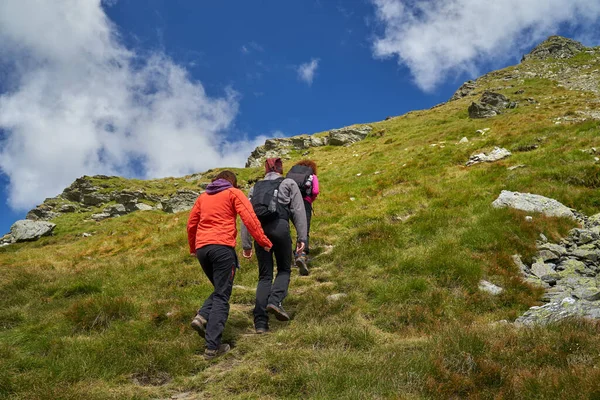 Family Hikers Climbing Steep Path Mountains — Stock Photo, Image
