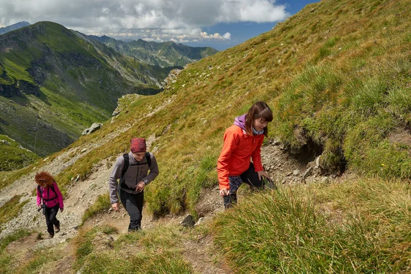 Familia Excursionistas Escalando Camino Empinado Hacia Las Montañas —  Fotos de Stock