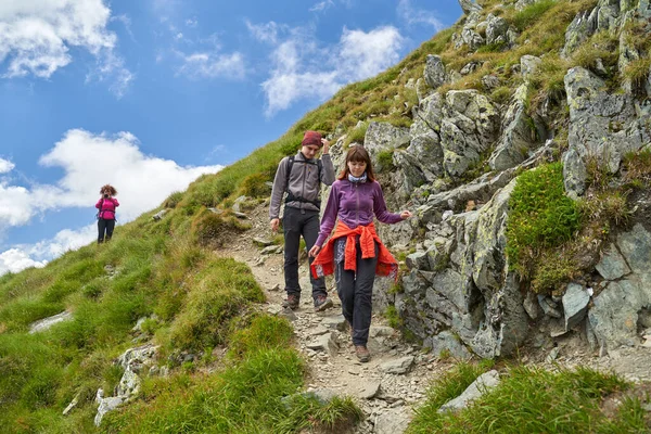 Família Caminhantes Subindo Caminho Íngreme Para Montanhas — Fotografia de Stock