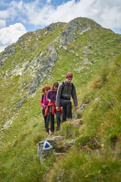 Família Caminhantes Subindo Caminho Íngreme Para Montanhas — Fotografia de Stock