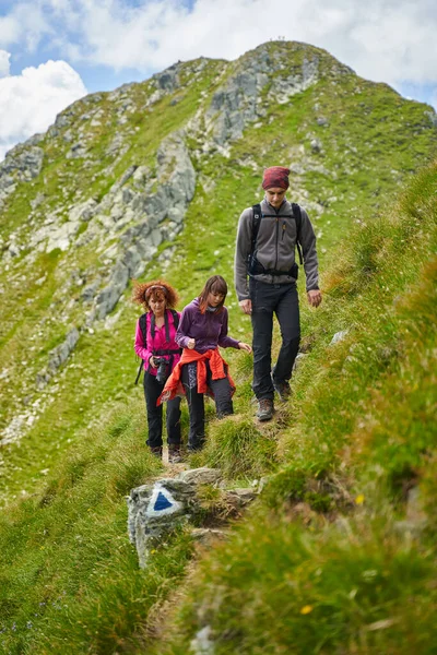 Famiglia Escursionisti Che Arrampicano Ripido Sentiero Montagna — Foto Stock