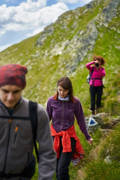 Wanderfamilie Erklimmt Steilen Pfad Die Berge — Stockfoto