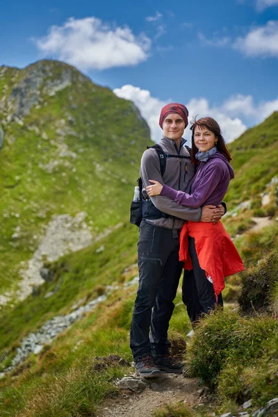 一对年轻夫妇在山间小径上徒步旅行 — 图库照片