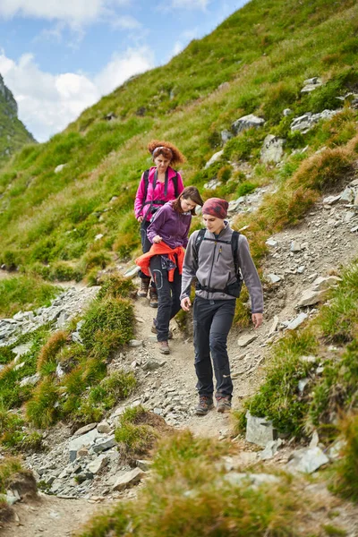 Famille Randonneurs Escaladant Sentier Escarpé Dans Les Montagnes — Photo