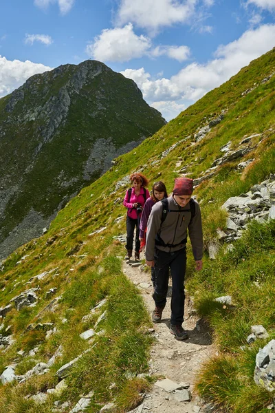 山への険しい道を登るハイカーの家族 — ストック写真
