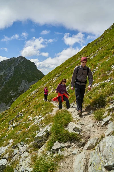 Família Caminhantes Subindo Caminho Íngreme Para Montanhas — Fotografia de Stock