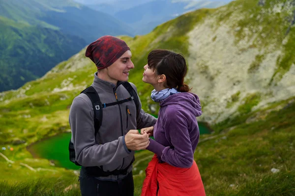 Casal Jovem Caminhantes Uma Trilha Nas Montanhas — Fotografia de Stock