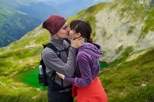 Young Couple Hikers Trail Mountains — Stock Photo, Image