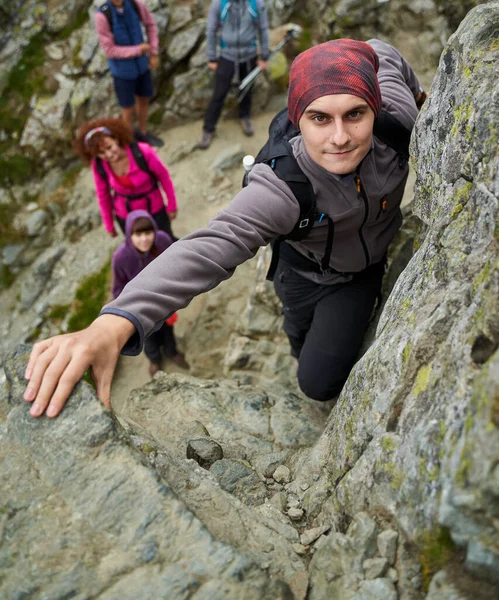 Rodina Turistů Batohy Horách Turistické Stezce — Stock fotografie