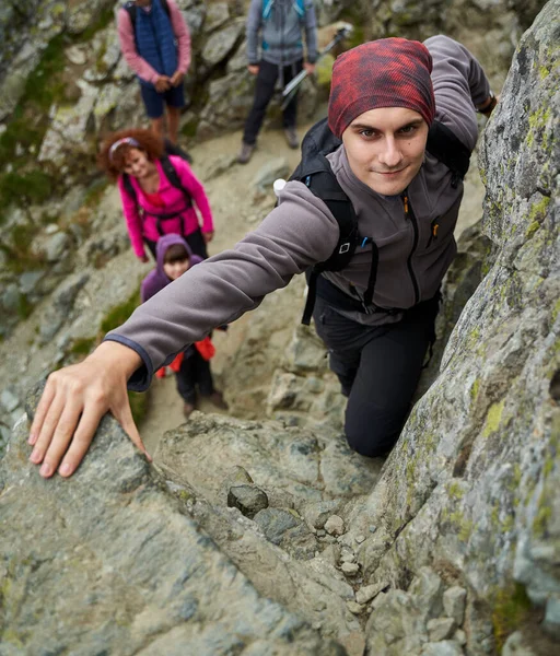 Familia Excursionistas Con Mochilas Las Montañas Siguiendo Una Ruta Senderismo —  Fotos de Stock