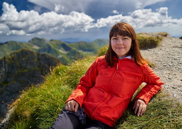 Jovem Menina Atraente Caminhadas Para Montanhas — Fotografia de Stock