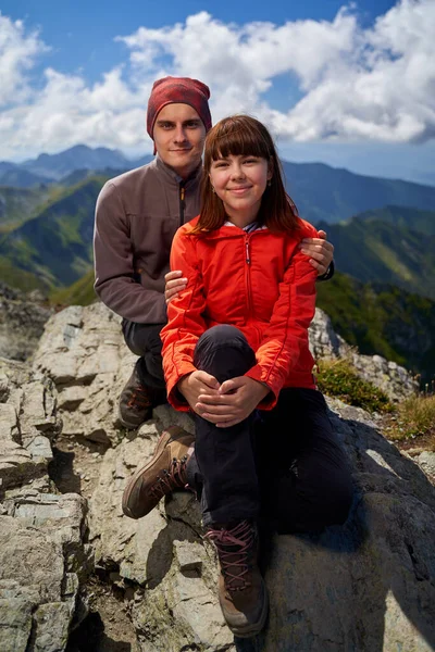 Jeune Couple Randonneurs Sur Sentier Dans Les Montagnes — Photo