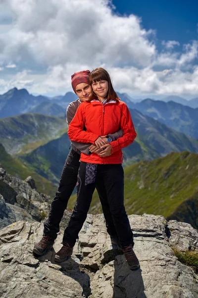 一对年轻夫妇在山间小径上徒步旅行 — 图库照片