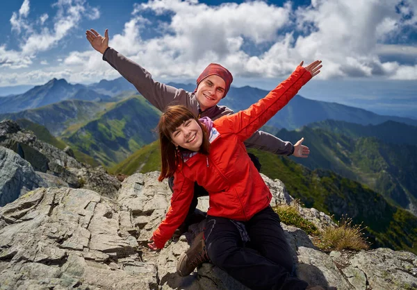 Mladý Pár Turistů Stezce Horách — Stock fotografie