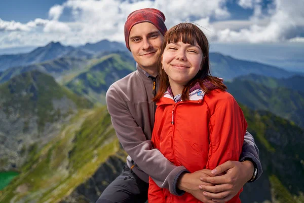 Junges Wandererpaar Auf Wanderweg Den Bergen — Stockfoto
