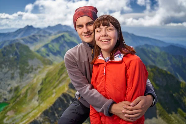 Молодая Пара Туристов Тропе Горах — стоковое фото