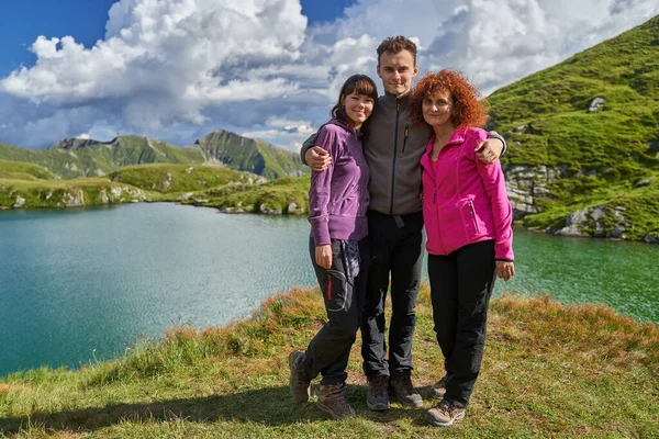 Famille Randonneurs Avec Sacs Dos Montagne Suivant Sentier Randonnée — Photo