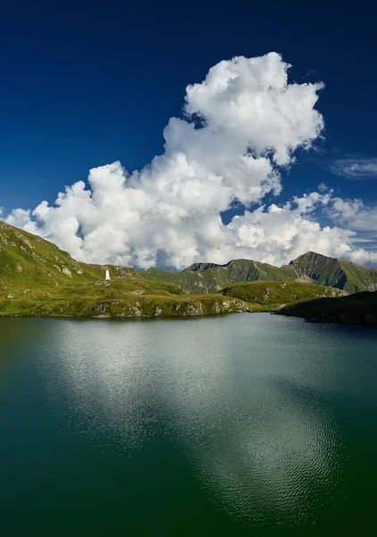 Gletschersee Den Hohen Felsigen Bergen — Stockfoto