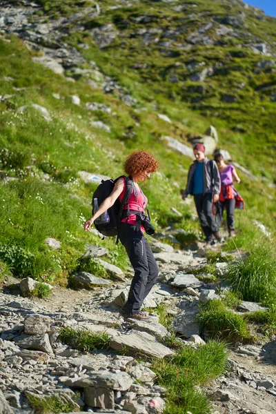 Familia Excursionistas Con Mochilas Las Montañas Siguiendo Una Ruta Senderismo —  Fotos de Stock