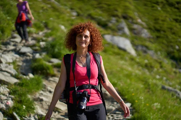 山の中の歩道でバックパックハイキングを持つ女性観光客 — ストック写真