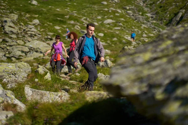 Famille Randonneurs Avec Sacs Dos Montagne Suivant Sentier Randonnée — Photo