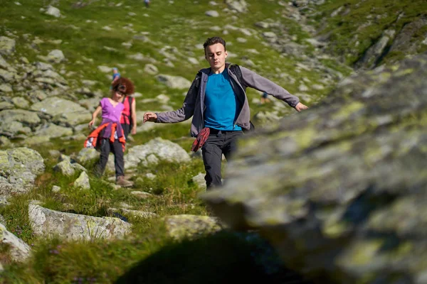 Familia Excursionistas Con Mochilas Las Montañas Siguiendo Una Ruta Senderismo —  Fotos de Stock