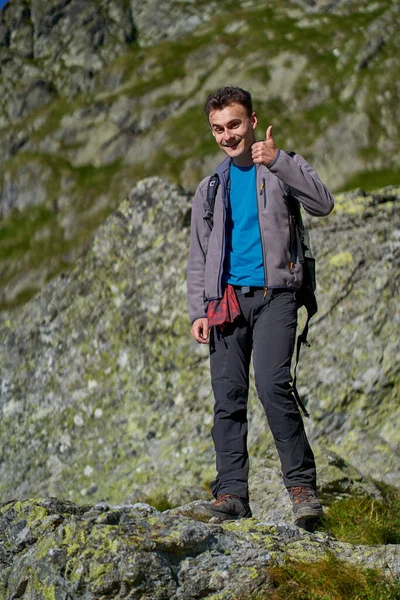 Jovem Com Mochila Caminhadas Nas Montanhas — Fotografia de Stock