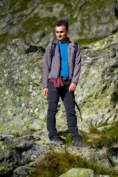 Jonge Man Met Rugzak Wandelen Bergen — Stockfoto