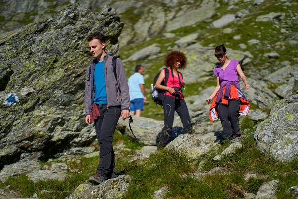 Familia Excursionistas Con Mochilas Las Montañas Siguiendo Una Ruta Senderismo — Foto de Stock