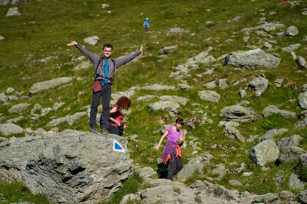ハイキングコースの後に山の中でバックパックを持つハイカーの家族 — ストック写真